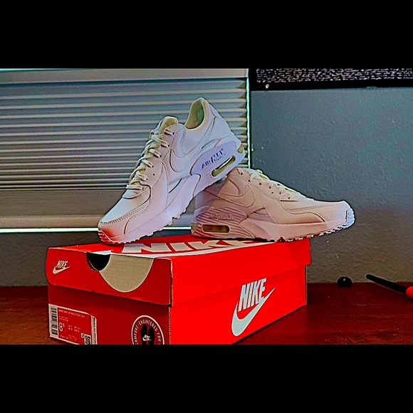 WMNS Nike Air Max Excee Lea - Picture 1 of 7